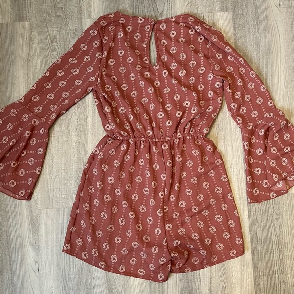 Francesca’s Dusty Pink Romper - Picture 4 of 5